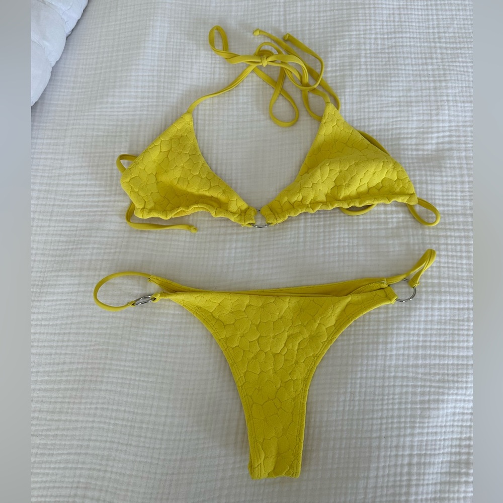 Frankie’s Bikinis yellow bikini set in medium. Adjustable top and cheeky bottom